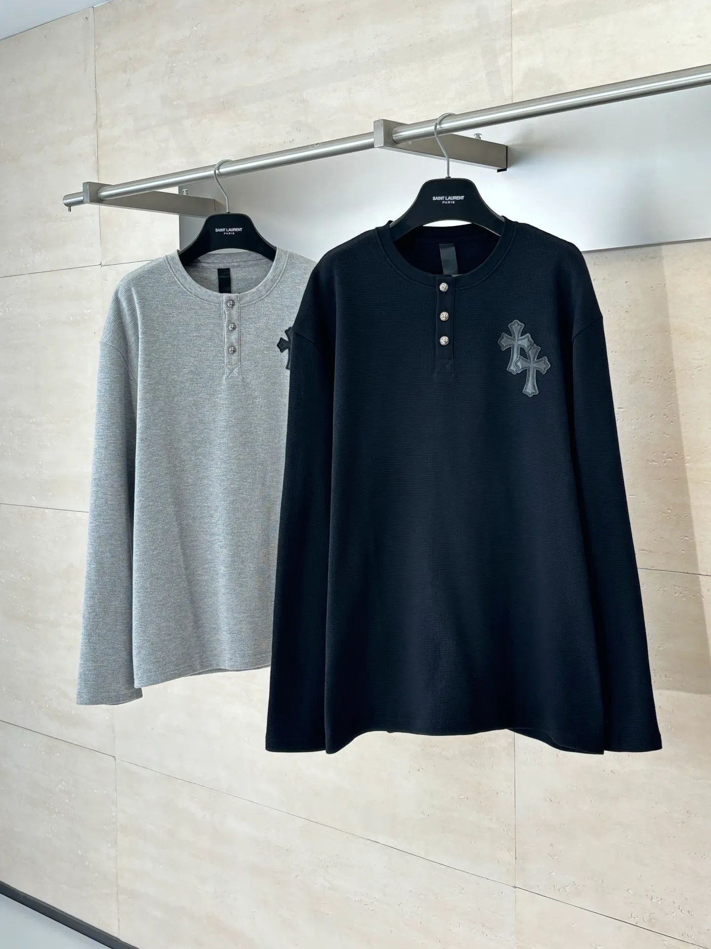 P400 Chrome Heart*/Chrome Heart 25 patchwork leather Henry collar waffle sweatshirt. The fabric is made of 350g cotton waffle double-layer material before washing (to distinguish between low-gram weight cut corners and non-pure cotton market products). The silver buckles and scrolls are made of antique bronze and real silver (the materials used have reached 300+ quality in the market). The leather label is still made of genuine imported lambskin. The most important thing is that the leather is hand-extended and stitched (the cost is high when it comes to manual work) in the fabric and hardware A lot of effort has been put into the craftsmanship. The highest quality in the market. The industry benchmark is only owned by a few people. Size: S/M/L